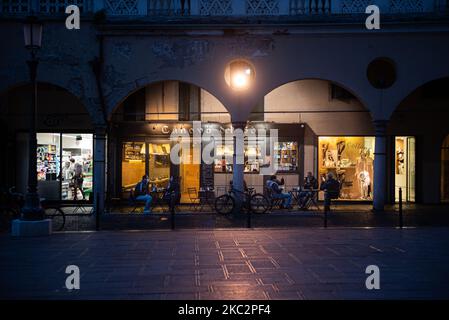 Nella foto i cittadini padovani bevono il loro ultimo spritz al bar prima della chiusura anticipata prevista per il 18,00 , Padova, Italia, 26th ottobre 2020 (Foto di Roberto Silvino/NurPhoto) Foto Stock