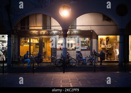 Nella foto i cittadini padovani bevono il loro ultimo spritz al bar prima della chiusura anticipata prevista per il 18,00 , Padova, Italia, 26th ottobre 2020 (Foto di Roberto Silvino/NurPhoto) Foto Stock