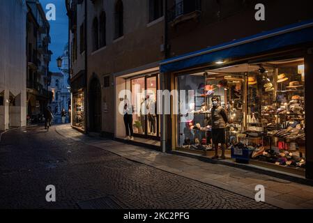 Nella foto i cittadini padovani bevono il loro ultimo spritz al bar prima della chiusura anticipata prevista per il 18,00 , Padova, Italia, 26th ottobre 2020 (Foto di Roberto Silvino/NurPhoto) Foto Stock