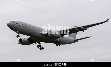 Royal Air Force Airbus A330 Voyager si avvicina a RAF Brize Norton. Domenica 18 ottobre 2020. (Foto di Jon Hobley/MI News/NurPhoto) Foto Stock