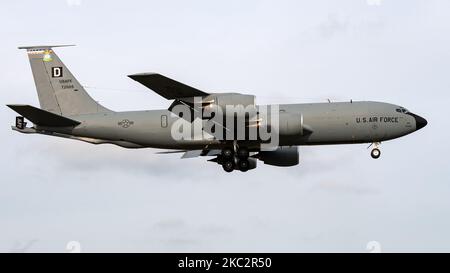 USAFE Boeing KC-135R Stratotanker torna alla RAF Mildenhall. Lunedì 19 ottobre 2020. (Foto di Jon Hobley/MI News/NurPhoto) Foto Stock