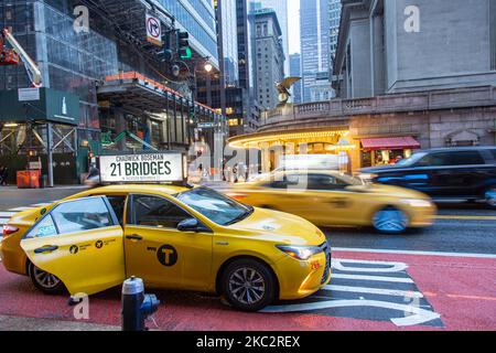 L'iconico taxi giallo fisso in linea accodato e in movimento per le strade di Midtown Manhattan, New York, di fronte all'entrata del Grand Central Terminal o Grand Central, un terminal ferroviario per pendolari situato in 42nd Street e Park Avenue, New York City il 13 febbraio 2020 a New York, Stati Uniti. (Foto di Nicolas Economou/NurPhoto) Foto Stock
