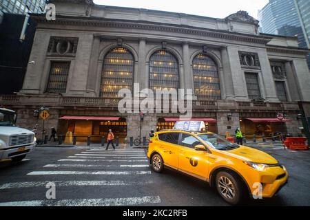 L'iconico taxi giallo fisso in linea accodato e in movimento per le strade di Midtown Manhattan, New York, di fronte all'entrata del Grand Central Terminal o Grand Central, un terminal ferroviario per pendolari situato in 42nd Street e Park Avenue, New York City il 13 febbraio 2020 a New York, Stati Uniti. (Foto di Nicolas Economou/NurPhoto) Foto Stock