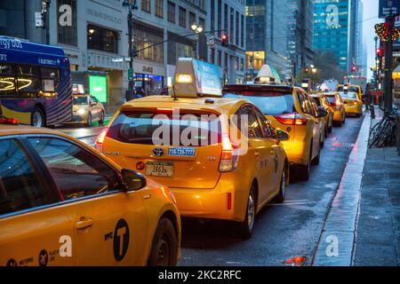 L'iconico taxi giallo fisso in linea accodato e in movimento per le strade di Midtown Manhattan, New York, di fronte all'entrata del Grand Central Terminal o Grand Central, un terminal ferroviario per pendolari situato in 42nd Street e Park Avenue, New York City il 13 febbraio 2020 a New York, Stati Uniti. (Foto di Nicolas Economou/NurPhoto) Foto Stock