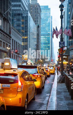 L'iconico taxi giallo fisso in linea accodato e in movimento per le strade di Midtown Manhattan, New York, di fronte all'entrata del Grand Central Terminal o Grand Central, un terminal ferroviario per pendolari situato in 42nd Street e Park Avenue, New York City il 13 febbraio 2020 a New York, Stati Uniti. (Foto di Nicolas Economou/NurPhoto) Foto Stock