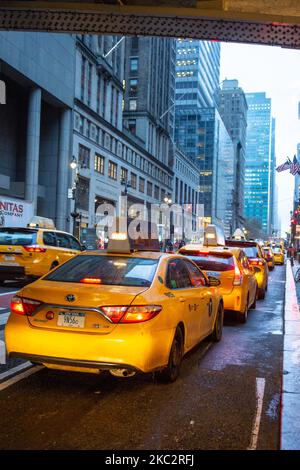 L'iconico taxi giallo fisso in linea accodato e in movimento per le strade di Midtown Manhattan, New York, di fronte all'entrata del Grand Central Terminal o Grand Central, un terminal ferroviario per pendolari situato in 42nd Street e Park Avenue, New York City il 13 febbraio 2020 a New York, Stati Uniti. (Foto di Nicolas Economou/NurPhoto) Foto Stock