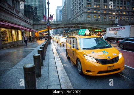 L'iconico taxi giallo fisso in linea accodato e in movimento per le strade di Midtown Manhattan, New York, di fronte all'entrata del Grand Central Terminal o Grand Central, un terminal ferroviario per pendolari situato in 42nd Street e Park Avenue, New York City il 13 febbraio 2020 a New York, Stati Uniti. (Foto di Nicolas Economou/NurPhoto) Foto Stock