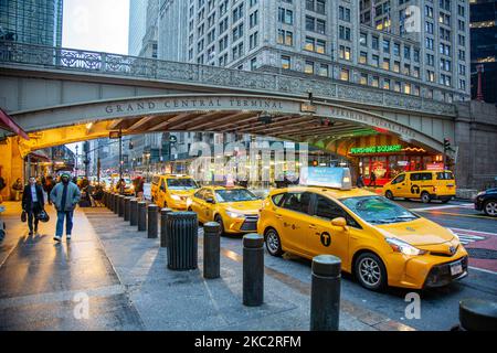 L'iconico taxi giallo fisso in linea accodato e in movimento per le strade di Midtown Manhattan, New York, di fronte all'entrata del Grand Central Terminal o Grand Central, un terminal ferroviario per pendolari situato in 42nd Street e Park Avenue, New York City il 13 febbraio 2020 a New York, Stati Uniti. (Foto di Nicolas Economou/NurPhoto) Foto Stock