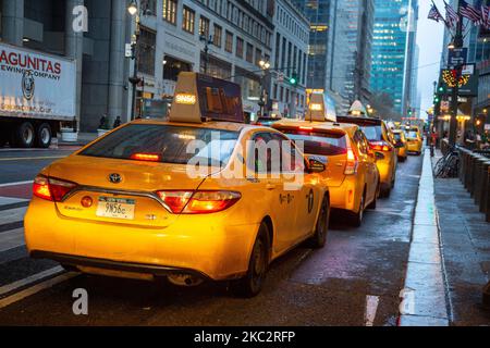 L'iconico taxi giallo fisso in linea accodato e in movimento per le strade di Midtown Manhattan, New York, di fronte all'entrata del Grand Central Terminal o Grand Central, un terminal ferroviario per pendolari situato in 42nd Street e Park Avenue, New York City il 13 febbraio 2020 a New York, Stati Uniti. (Foto di Nicolas Economou/NurPhoto) Foto Stock