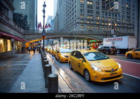 L'iconico taxi giallo fisso in linea accodato e in movimento per le strade di Midtown Manhattan, New York, di fronte all'entrata del Grand Central Terminal o Grand Central, un terminal ferroviario per pendolari situato in 42nd Street e Park Avenue, New York City il 13 febbraio 2020 a New York, Stati Uniti. (Foto di Nicolas Economou/NurPhoto) Foto Stock