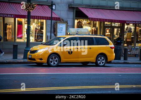 L'iconico taxi giallo fisso in linea accodato e in movimento per le strade di Midtown Manhattan, New York, di fronte all'entrata del Grand Central Terminal o Grand Central, un terminal ferroviario per pendolari situato in 42nd Street e Park Avenue, New York City il 13 febbraio 2020 a New York, Stati Uniti. (Foto di Nicolas Economou/NurPhoto) Foto Stock