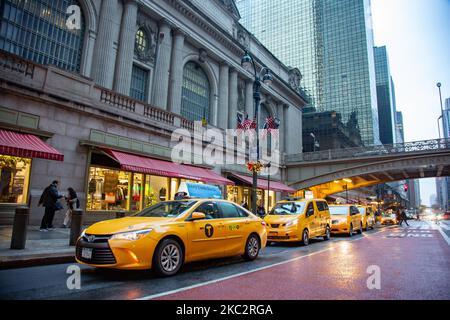 L'iconico taxi giallo fisso in linea accodato e in movimento per le strade di Midtown Manhattan, New York, di fronte all'entrata del Grand Central Terminal o Grand Central, un terminal ferroviario per pendolari situato in 42nd Street e Park Avenue, New York City il 13 febbraio 2020 a New York, Stati Uniti. (Foto di Nicolas Economou/NurPhoto) Foto Stock