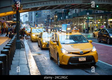 L'iconico taxi giallo fisso in linea accodato e in movimento per le strade di Midtown Manhattan, New York, di fronte all'entrata del Grand Central Terminal o Grand Central, un terminal ferroviario per pendolari situato in 42nd Street e Park Avenue, New York City il 13 febbraio 2020 a New York, Stati Uniti. (Foto di Nicolas Economou/NurPhoto) Foto Stock