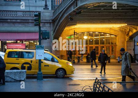 L'iconico taxi giallo fisso in linea accodato e in movimento per le strade di Midtown Manhattan, New York, di fronte all'entrata del Grand Central Terminal o Grand Central, un terminal ferroviario per pendolari situato in 42nd Street e Park Avenue, New York City il 13 febbraio 2020 a New York, Stati Uniti. (Foto di Nicolas Economou/NurPhoto) Foto Stock