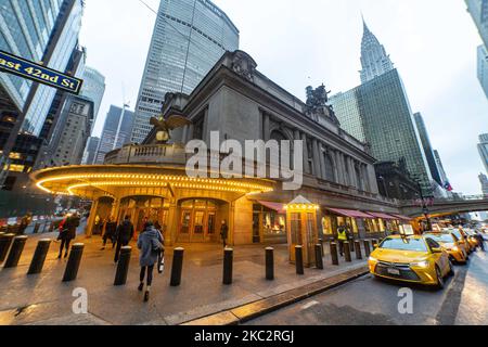 L'iconico taxi giallo fisso in linea accodato e in movimento per le strade di Midtown Manhattan, New York, di fronte all'entrata del Grand Central Terminal o Grand Central, un terminal ferroviario per pendolari situato in 42nd Street e Park Avenue, New York City il 13 febbraio 2020 a New York, Stati Uniti. (Foto di Nicolas Economou/NurPhoto) Foto Stock