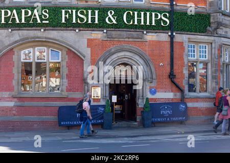 Papas Fish and Chips Shop Whitby North Yorkshire Inghilterra Foto Stock