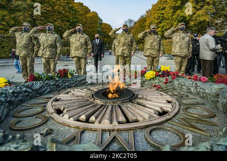 I soldati ucraini salutano in onore dei combattenti morti nella Tomba del Milite Ignoto a Kiev, in Ucraina, il 28 ottobre 2020 per celebrare il 76th° anniversario della liberazione dagli invasori nazisti nella seconda guerra mondiale. (Foto di Celestino Arce/NurPhoto) Foto Stock