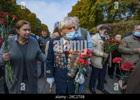 Veterani e persone con fiori per onorare i combattenti morti nella Tomba del Milite Ignoto a Kiev, in Ucraina, il 28 ottobre 2020 durante le celebrazioni del 76th° anniversario della liberazione dagli invasori nazisti nella seconda guerra mondiale. (Foto di Celestino Arce/NurPhoto) Foto Stock