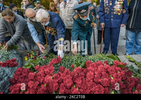 I veterani della seconda guerra mondiale depongono fiori nella Tomba del Milite Ignoto a Kiev, in Ucraina, il 28 ottobre 2020 per celebrare il 76th° anniversario della liberazione dagli invasori nazisti nella seconda guerra mondiale. (Foto di Celestino Arce/NurPhoto) Foto Stock