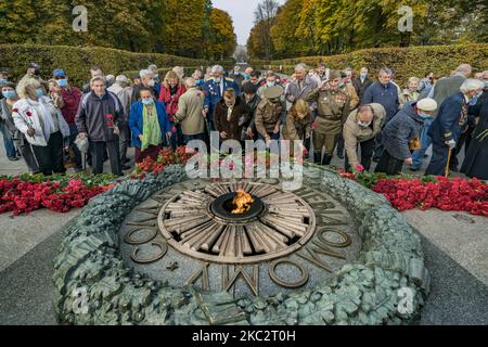 I veterani e le persone depongono fiori nella Tomba del Milite Ignoto a Kiev, in Ucraina, il 28 ottobre 2020 per celebrare il 76th° anniversario della liberazione dagli invasori nazisti nella seconda guerra mondiale. (Foto di Celestino Arce/NurPhoto) Foto Stock