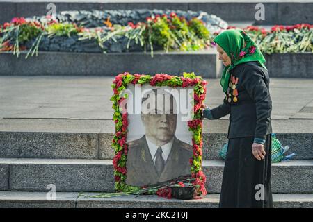 Una vecchia donna con una foto commemorativa di un parente militare morto nella Tomba del Milite Ignoto a Kiev, in Ucraina, il 28 ottobre 2020 durante le celebrazioni del 76th° anniversario della liberazione dagli invasori nazisti nella seconda guerra mondiale. (Foto di Celestino Arce/NurPhoto) Foto Stock