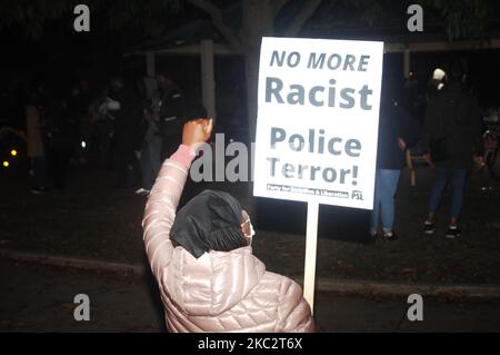 I manifestanti si radunano a Malcolm X Park prima di scendere in strada per chiedere giustizia nell'uccisione di Walter Wallace Jr. A mano della polizia di Filadelfia, mentre i residenti continuano a piangere la perdita di un altro marito, padre e figlio a Filadelfia, PA, il 27 ottobre 2020. (Foto di Cory Clark/NurPhoto) Foto Stock