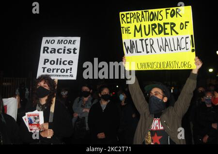 I manifestanti si radunano a Malcolm X Park prima di scendere in strada per chiedere giustizia nell'uccisione di Walter Wallace Jr. A mano della polizia di Filadelfia, mentre i residenti continuano a piangere la perdita di un altro marito, padre e figlio a Filadelfia, PA, il 27 ottobre 2020. (Foto di Cory Clark/NurPhoto) Foto Stock