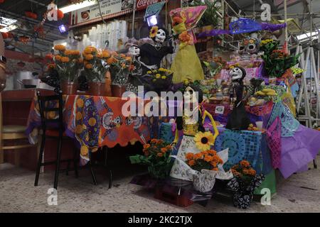 Offre nell'area alimentare del mercato la Lagunilla di Citta' del Messico, con candele, fiori di palude, teschi di zucchero e catrinas, alla vigilia di Día de Muertos in Messico. (Foto di Gerardo Vieyra/NurPhoto) Foto Stock