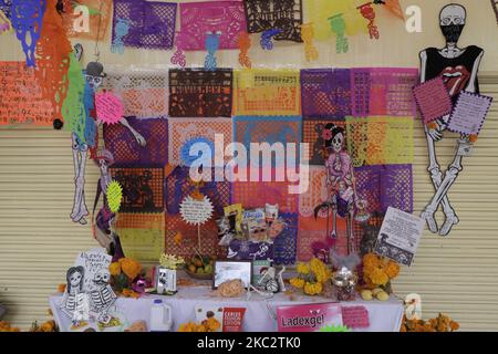 Offre nell'area alimentare del mercato la Lagunilla di Citta' del Messico, con candele, fiori di palude, teschi di zucchero e catrinas, alla vigilia di Día de Muertos in Messico. (Foto di Gerardo Vieyra/NurPhoto) Foto Stock