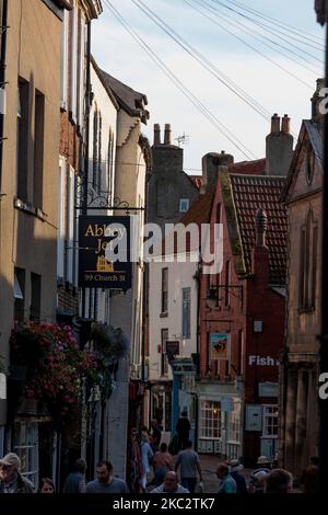 I tradizionali negozi a getto lungo Church Street Whitby North Yorkshire Inghilterra Foto Stock