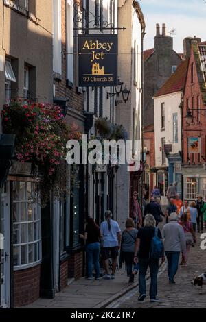 I tradizionali negozi a getto lungo Church Street Whitby North Yorkshire Inghilterra Foto Stock