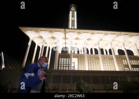 28 ottobre 2020, Algeria, Algeri: Una vista esterna della Grande Moschea di Algeri, conosciuta anche come Djamaa el Djazair. La Grande Moschea di Algeri è stata progettata dallo studio architettonico tedesco KSP Juergen Engel Architekten e dagli ingegneri di Krebs und Kiefer International e costruita dalla China state Construction Engineering Corporation (CSCEC). La moschea, considerata una delle più grandi del mondo e sede del minareto più alto del mondo, si aprirà giovedì in occasione di al-Mouled al-Nabawy e sarà inaugurata ufficialmente il 1 novembre, il 66th° anniversario Foto Stock