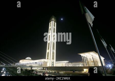 28 ottobre 2020, Algeria, Algeri: Una vista esterna della Grande Moschea di Algeri, conosciuta anche come Djamaa el Djazair. La Grande Moschea di Algeri è stata progettata dallo studio architettonico tedesco KSP Juergen Engel Architekten e dagli ingegneri di Krebs und Kiefer International e costruita dalla China state Construction Engineering Corporation (CSCEC). La moschea, considerata una delle più grandi del mondo e sede del minareto più alto del mondo, si aprirà giovedì in occasione di al-Mouled al-Nabawy e sarà inaugurata ufficialmente il 1 novembre, il 66th° anniversario Foto Stock