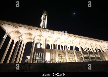 28 ottobre 2020, Algeria, Algeri: Una vista esterna della Grande Moschea di Algeri, conosciuta anche come Djamaa el Djazair. La Grande Moschea di Algeri è stata progettata dallo studio architettonico tedesco KSP Juergen Engel Architekten e dagli ingegneri di Krebs und Kiefer International e costruita dalla China state Construction Engineering Corporation (CSCEC). La moschea, considerata una delle più grandi del mondo e sede del minareto più alto del mondo, si aprirà giovedì in occasione di al-Mouled al-Nabawy e sarà inaugurata ufficialmente il 1 novembre, il 66th° anniversario Foto Stock