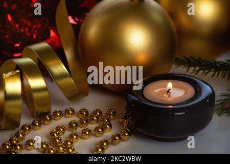 Candela che brucia in un candelabro e decorazioni di Natale. Ornamento di Natale, sfondo festivo Foto Stock