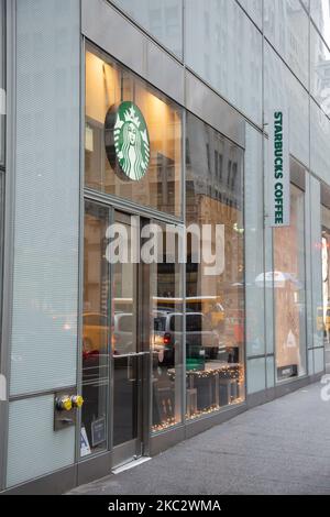 Un negozio di fronte a uno Starbucks Coffee Shop situato nel centro di Manhattan con persone a piedi. Starbucks Corporation è la più grande catena di caffetterie del mondo, una catena di caffè multinazionale americana con sede a Seattle, Washington. New York, Stati Uniti d'America il 2020 febbraio (Foto di Nicolas Economou/NurPhoto) Foto Stock
