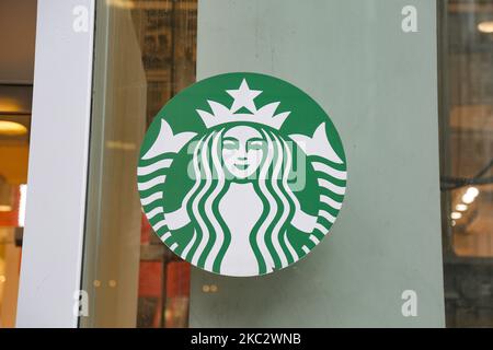 Primo piano di una sirena o sirena Starbuck verde dal simbolo del logo della mitologia greca sul lato anteriore del negozio di uno Starbucks Coffee Shop situato nel centro di Manhattan con persone che camminano. Starbucks Corporation è la più grande catena di caffetterie del mondo, una catena di caffè multinazionale americana con sede a Seattle, Washington. New York, Stati Uniti d'America il 2020store febbraio davanti a uno Starbucks Coffee Shop situato nel centro di Manhattan con persone a piedi. Starbucks Corporation è la più grande catena di caffetterie del mondo, una catena di caffè multinazionale americana con sede a Seattle, Washington. N Foto Stock