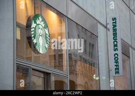Primo piano di una sirena o sirena Starbuck verde dal simbolo del logo della mitologia greca e iscrizione presso il negozio di fronte a uno Starbucks Coffee Shop situato nel centro di Manhattan con persone a piedi. Starbucks Corporation è la più grande catena di caffetterie del mondo, una catena di caffè multinazionale americana con sede a Seattle, Washington. New York, Stati Uniti d'America il 2020 febbraio (Foto di Nicolas Economou/NurPhoto) Foto Stock