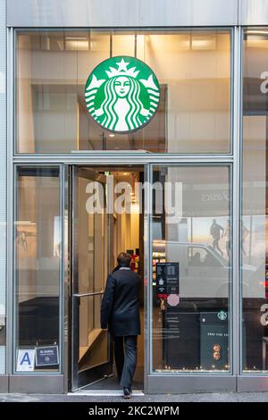 Un negozio di fronte a uno Starbucks Coffee Shop situato nel centro di Manhattan con persone a piedi. Starbucks Corporation è la più grande catena di caffetterie del mondo, una catena di caffè multinazionale americana con sede a Seattle, Washington. New York, Stati Uniti d'America il 2020 febbraio (Foto di Nicolas Economou/NurPhoto) Foto Stock