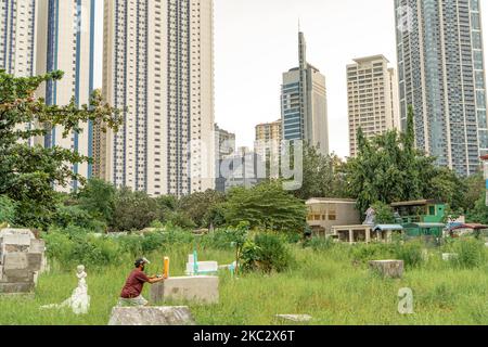 Un residente offre preghiere e candele sulle tombe dei loro cari al Manila South Cemetery. Il cimitero sud di Manila e altri cimiteri a livello nazionale saranno chiusi la settimana Undas nel 2020 per precauzione contro la diffusione del COVID-19. Metro Manila, a Manila, Filippine, il 28 ottobre 2020. (Foto di Mohd Sarajan/NurPhoto) Foto Stock