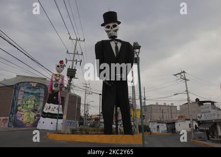 Monumentale Catrinas a San Andres Mixquic, Tlahuac, alla vigilia del giorno dei morti a Città del Messico, Messico, il 29 ottobre 2020. Le autorità capitali hanno annunciato che dal 30 ottobre al 2 novembre, i panteoni chiuderanno le loro porte al pubblico e la cancellazione per la prima volta della celebrazione del giorno dei morti a Mixquic, Tlahuac, per evitare folle e possibili infezioni da COVID- 19. (Foto di Gerardo Vieyra/NurPhoto) Foto Stock