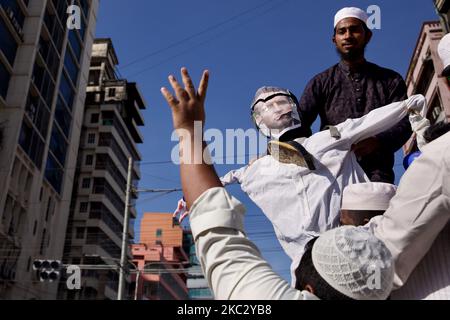 I musulmani hanno colpito un effigy del presidente francese Emmanuel Macron con le scarpe mentre prendono parte ad una protesta che chiede il boicottaggio dei prodotti francesi e denunciando Macron per i suoi commenti sulle caricature del profeta Maometto, a Dhaka, Bangladesh, ottobre 30,2020 (Foto di Mushfiqul Alam/NurPhoto) Foto Stock