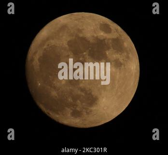 Una visione della Luna piena nel giorno propizio di Sharad Purnima (giorno della luna piena) ad Ajmer, Rajasthan, India il 30 ottobre 2020. (Foto di Himanshu Sharma/NurPhoto) Foto Stock