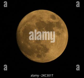 Una visione della Luna piena nel giorno propizio di Sharad Purnima (giorno della luna piena) ad Ajmer, Rajasthan, India il 30 ottobre 2020. (Foto di Himanshu Sharma/NurPhoto) Foto Stock