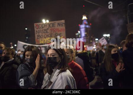 Manifestanti visti durante la marcia dei fesministi, organizzato dallo sciopero delle donne contro la nuova legge sull'aborto a Varsavia, Polonia, il 30 ottobre 2020. (Foto di Maciej Luczniewski/NurPhoto) Foto Stock