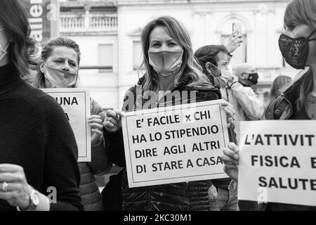 (NOTA DELL'EDITORE: L'immagine è stata convertita in bianco e nero) operai del mondo dello sport, proprietari di palestre e scuole di danza, posando in Piazza Cavour con cartelli contro il nuovo DPCM. Il 30 ottobre 2020, a Padova, Italia. Il nuovo DPCM emesso dal Premier Giuseppe Conte e attivo dal 26 ottobre 2020 prevede la chiusura di palestre e piscine, considerate luoghi di ritrovo sociale e quindi a rischio di contagio Covid19, e la chiusura anticipata a 18,00 dei bar e di altre attività di ristorazione. Ciò ha sollevato il generale malcontento delle varie categorie di lavoro coinvolte che oggi hanno preso Foto Stock