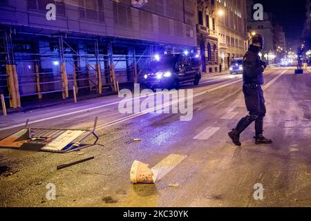 Una nuova notte di scontri contro le misure di controllo della pandemia di Covid-19/Coronavirus nelle strade di Barcellona tra polizia e persone di tendenze diverse (dai negatori e dall'estremo diritto ai giovani anarchici). A Barcellona, Catalogna, Spagna, il 30 ottobre 2020. (Foto di Albert Llop/NurPhoto) Foto Stock