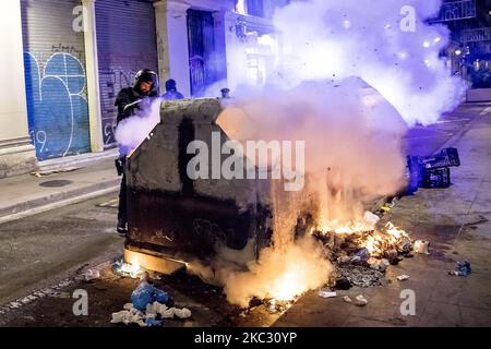 Una nuova notte di scontri contro le misure di controllo della pandemia di Covid-19/Coronavirus nelle strade di Barcellona tra polizia e persone di tendenze diverse (dai negatori e dall'estremo diritto ai giovani anarchici). A Barcellona, Catalogna, Spagna, il 30 ottobre 2020. (Foto di Albert Llop/NurPhoto) Foto Stock