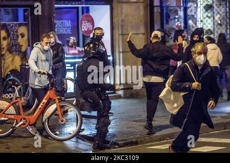 Una nuova notte di scontri contro le misure di controllo della pandemia di Covid-19/Coronavirus nelle strade di Barcellona tra polizia e persone di tendenze diverse (dai negatori e dall'estremo diritto ai giovani anarchici). A Barcellona, Catalogna, Spagna, il 30 ottobre 2020. (Foto di Albert Llop/NurPhoto) Foto Stock