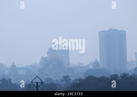 Haze avvolge il simbolo di Kolkataâ, Victoria Memorial, a Kolkata, India Sabato, Ottobre 31,2020. La qualità dell'aria in alcune aree della metropoli e la vicina città di Howrah è diventata scarsa dal Mercoledì per la prima volta negli ultimi sette mesi. Un funzionario del comitato per la lotta all'inquinamento del Bengala Occidentale ha attribuito alla qualità dell'aria un'aria che diventa scarsa per cambiare le condizioni meteorologiche. (Foto di Debajyoti Chakraborty/NurPhoto) Foto Stock